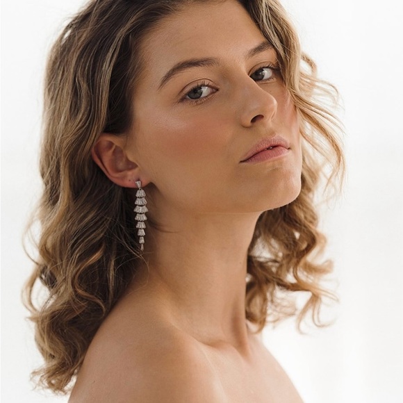 WHITE GOLD CRYSTAL CHANDELIER DROP BRIDAL EARRINGS - Picture 3 of 3